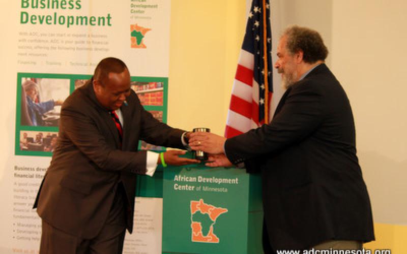 Hussein Samatar gives William Green a token of appreciation